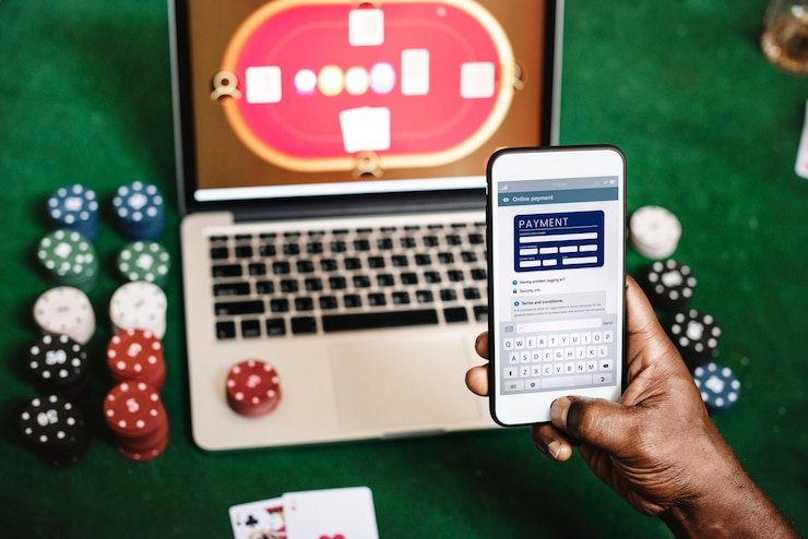 Pengguna memegang smartphone menampilkan antarmuka mobile sportsbook yang responsif